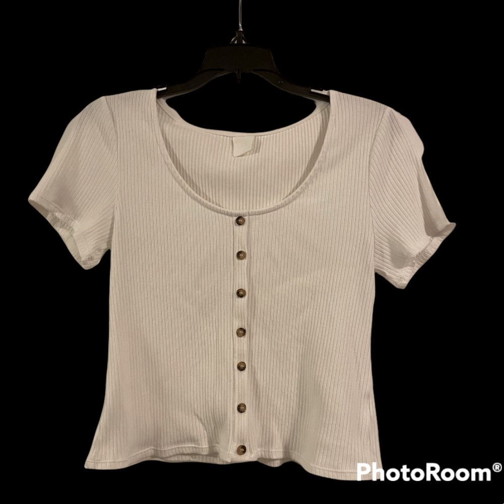 2/$6 🛍 H&M Ribbed Cap Sleeve Crop Top with Button Detail